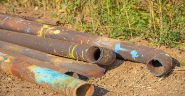 Metal üstüne pas. Doku, arka plan, desen. Demir su ve oksijenle temas ettiğinde paslanır. Deniz suyu veya tuz spreyi gibi tuz varsa, demir daha hızlı paslanma eğilimindedir..