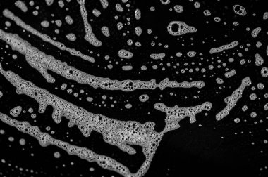 Lüks ve rahatlatıcı bir köpük banyosu yap. Güçlü bir bulaşık deterjanıyla hiç zorlanmadan temiz tabaklar. Siyah bir yüzeydeki beyaz köpüğün görsel kontrastının tadını çıkarın..