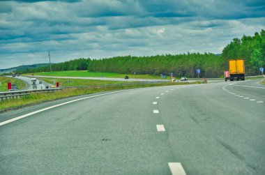 Yoğun ormanlarda manzaralı bir yolculuğun tadını çıkar. Arabanı bırakmadan doğanın güzelliğinin tadını çıkar. Yol boyunca uzanan görkemli ağaçlara hayran olun..