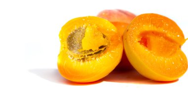 Kayısı. Birçok insanın sıcak bir yaz gününde tatlı kayısıların kokusu ve tadına dair özel anıları vardır. Belki de büyükannelerini ziyarete gelmişlerdir ya da komşularının çitlerinden meyve yiyorlardır..