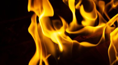 Ateşle. Şöminenin rahatlatıcı manzarasının tadını çıkarın! Bu çatırdayan şömine tasarım, meditasyon ve çalışma için mükemmel..