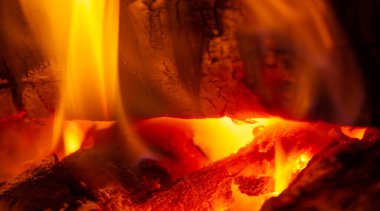 Şöminede yangın var. Evinde, ateşin yanında, ruh eşinle serin bir akşam geçirmekten daha iyi ne olabilir ki? Şömine gerçekten romantik bir yer..