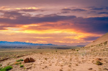 Kızıl Boguty Dağları 'nın üzerinde alevli bir günbatımının görkemli güzelliğini yaşayın. Kendinizi doğanın büyük finalinin sakin atmosferine daldırın. Çöl rüyalarına yolculuk