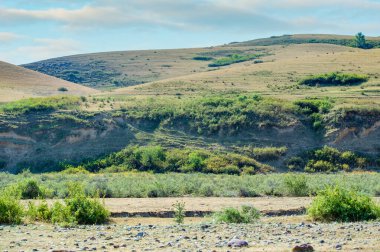 Yazın eteklerdeki görkemli dağları keşfet. Bu güzel bölgede yürüyüş, kamp ve açık hava maceralarının tadını çıkarın. Her dönemeçte nefes kesici manzara ve manzaranın tadını çıkar..