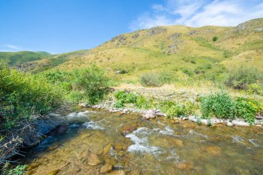 Kayalık kanyondaki doğal güzelliğin tadını çıkar. Nehrin dağların kalbinden zarifçe akışını izle. Doğanın nefes kesici manzarasıyla çevrelenmiş hissediyorum..