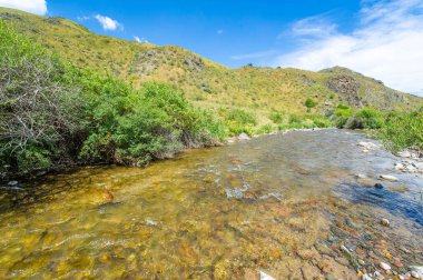 Nehrin dinginliğini hisset. Kayalık kanyonun doğal güzelliğini hisset. Etrafındaki dağların büyüsünü keşfet..