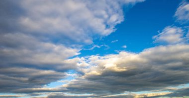 Gökyüzü, bulutlar hayatıma yağmur veya fırtına getirmek için değil günbatımı gökyüzüne renk katmak için giriyor. Güneş her zaman bulutların üzerinde parlar.