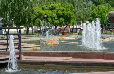 Şehrin park alanı. Belediye parklarının ortak özellikleri arasında oyun alanları, bahçeler, yürüyüş, koşu ve spor yolları veya yollar, dizginleme yolları, spor alanları ve mahkemeler yer alıyor..