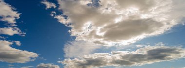 Gökyüzü, bulutlar hayatıma yağmur veya fırtına getirmek için değil günbatımı gökyüzüne renk katmak için giriyor. Güneş her zaman bulutların üzerinde parlar.