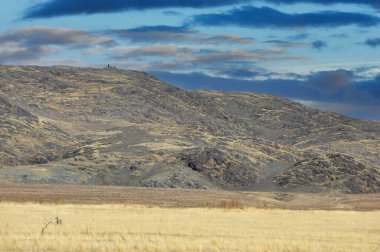 Çayır, düz, çöl. Her kum tanesinin keşfedilmeyi bekleyen eşsiz bir hikâyeyi barındırdığı çölün uçsuz bucaksız uçurumuna gitmeye cesaret et. Çöl Maceraları