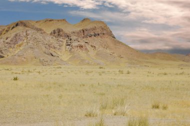 Gün batımında nehrin nefes kesici manzarasının tadını çıkar. Nehrin etrafındaki görkemli dağlara ve yemyeşil ağaçlara bakın. Manzaranın güzelliğine hayran kalarak doğanın rahatlatıcı seslerinin tadını çıkar..