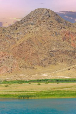 Nehirden gelen yaz suyunun ferahlatıcı tadını hisset. Bozkırda akan nehrin doğal güzelliğinin tadını çıkar. Rahatlamak için bir dakikanızı ayırın ve kayalık kıyılarda doğayla bağlantı kurun.