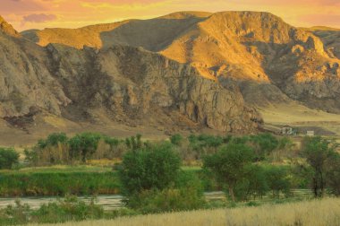 Bozkırdaki tüm ihtişamıyla doğanın güzelliğinin tadını çıkar. Engebeli arazinin üzerinde güneşin batışını izle. Gök yüzünün büyüleyici renklerinin akan nehrin sularına nasıl yansıdığına bakın..