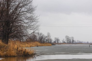 Doğanın güzelliği kıştan sonra uyanır. Bahar geldiğinde nehrin serbest akışına tanık olun. Yeni yapraklar filizlenmeye başlayan çıplak ağaçlara hayranlık duyun. Geçen yılın sarı otları.