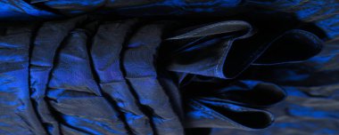 Mavi ipek kumaş. Şatafatlı, donuk ve basitçe örülmüş, bu materyal çeşitli çizgiler içeriyor, bu da projeleriniz için mükemmel bir seçim, tasarımlar.