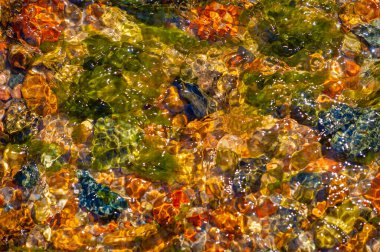 Kendini bir dağ deresinin el değmemiş ıssızlığına daldır. Suyun büyüleyici dansını hisset ve ışıkta parıldamasını izle. Her taşın karmaşık detaylarına dalın.