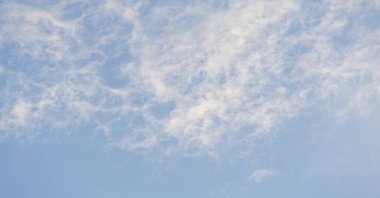 Canlı renklerle gün batımının güzelliğinin tadını çıkar. Sakin ol ve huzurlu bir atmosfere yansıt. Gökyüzünün çarpıcı bir başyapıta dönüşmesini izle.