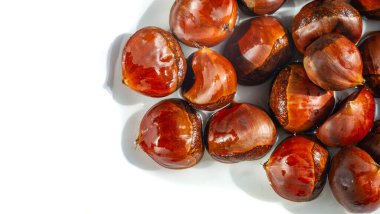 Olgun kestanelerin güzelliğinin tadını çıkar. Bu çarpıcı görüntüyle düşüşün özünü yakala. Her yere doğa dokunuşu eklemek için ideal..