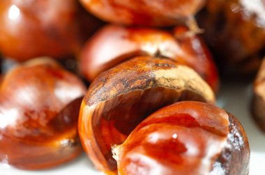 En sevilen sonbahar ikramının huzurlu bir görüntüsü. Şık beyaz süsleme estetik cazibeyi arttırır. Sonbaharın özünü rahatlatıcı kokular ve görüntülerle yakalar..