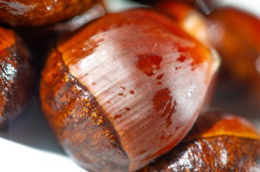 Serin akşamlar için kendini nostaljiye ver. Minimalist beyaz bir tabakta dikkatlice yerleştirilmiş dolgun kestanelerin tadını çıkar. Her ısırıkta sıcacık sonbahar titreşimlerini hisset.