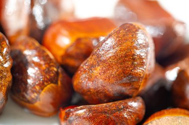 Sonbaharın güzelliğini nefes kesici görüntülerimizle yaşayın. Beyaz arka planda kestanelerle sezonun özünü yakalayın. Hasat mevsimini kutlayın.