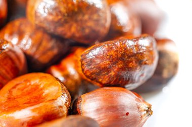 Çarpıcı kestane ağacı görüntüleriyle sonbaharın güzelliğini yakala. Sezonun özünü en saf haliyle tecrübe et. Sonbahar temalı ürünleri veya promosyonları göstermek için ideal.