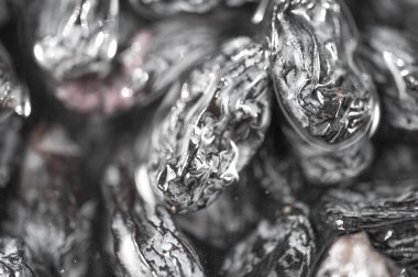 Yoğun ve sulu siyah kuru üzümler yemeklere derinlik ve tatlılık ekler. Hem lezzetli hem de tatlı tarifler için çok yönlü bir malzeme. Salatalara, fırınlanmış yiyeceklere ve et yemeklerine harika bir ilave..