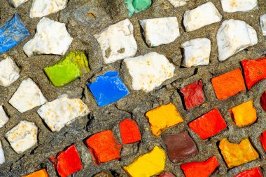 Şehir merkezindeki nefes kesici mozaik duvar sanatı çeşitli renk ve şekillerle gözler için bir ziyafet, seyircileri güzelliği deneyimlemeye çeken muhteşem sokak sanatı.