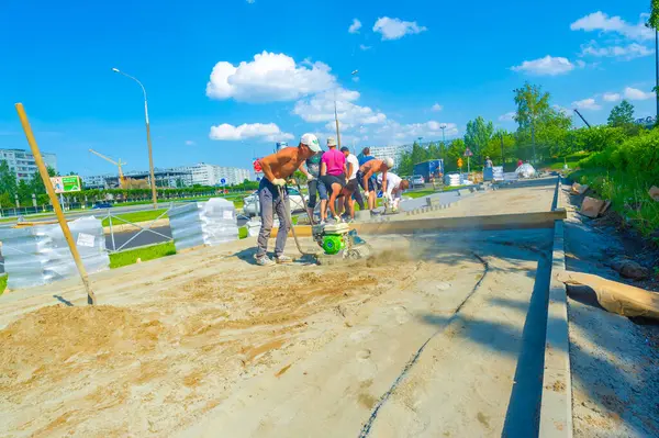 10 08 2014 Rusya Chelny Topluluk güvenli ve ulaşılabilir bir yol oluşturmak için bir araya geliyor. Gönüllüler, her yaştan zombiler için bir karşılama alanı yaratmak için yan yana çalışıyorlar.