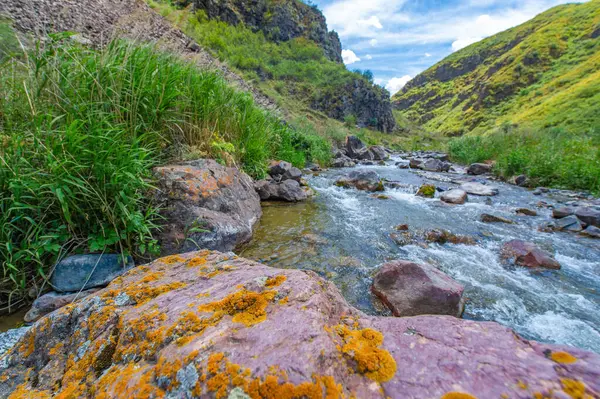 Nehrin dingin akışını görkemli dağlardan hissedin. Kayalık kanyonu keşfederken doğanın güzelliğine kendinizi bağlı hissedin. Kendinizi huzurlu ve huzurlu bir ortama daldırın.