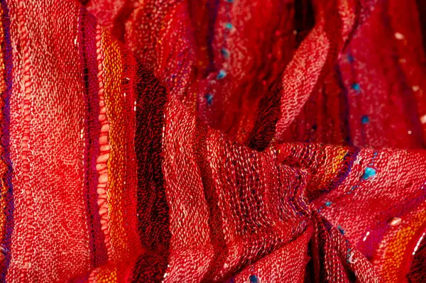 Pul payetli basit çizgili kırmızı atkı zarif bir görünüş için kalite ve işçilik herhangi bir kıyafete veya görünüme ek olarak şık