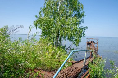 Bahar fotoğrafçılığı, nehir gibi akan Kama, mavi gökyüzü.