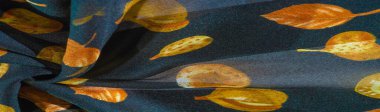 İpek kumaş, mavi ve sarı sonbahar yaprakları. Doku, arkaplan deseni