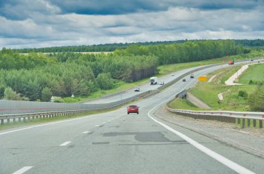 Doğada manzaralı bir yolculuk yaşayın. Otoyol boyunca uzanan görkemli ağaçların güzelliğinin tadını çıkar. Yol boyunca manzaraya hayran kal..