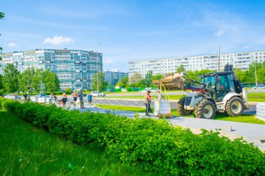 10 08 2014 Rusya Chelny Builders kaldırım oluşturmak için tuğla ve çimento döşedi. Kaldırımlar güvenli ve rahat bir yürüyüş yolu olacak. Müşteriler özel tasarımlar veya malzemeler talep edebilirler