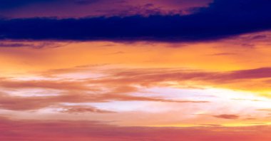 Gün batımının bulutları romantizm. Hayatta çok az şeyin batan güneş kadar güzel olduğunun kanıtı. Güne mükemmel bir son.