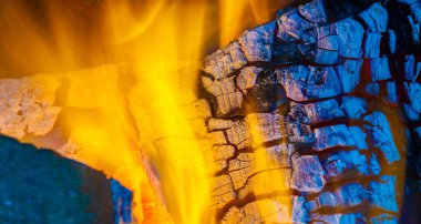 Parlak ve canlı bir alev yayar. Sıcak ve rahat bir atmosfer yaratır. İçerde ve dışarıda kullanım için idealdir.