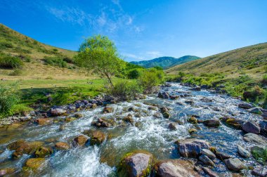 Nehrin dingin akışını görkemli kayalık bir kanyonda hissedin. Kendinizi doğanın güzelliklerine daldırın. Dağların kalbinde dolaş ve nefes kesici manzaraya tanık ol..
