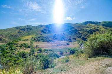 Dağların ortasındaki nehrin dingin akışını hisset. Çevrenizdeki doğanın çarpıcı güzelliğinden büyülenin. Kayalık manzaraya bakarken huzur ve sükuneti hissedin.