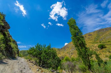 Zorlu arazide off-road macerası. Dağ manzaralarının doğal güzelliklerini keşfedin. Sürüş becerilerinizi kayalık yollarda ve dik yamaçlarda test edin.