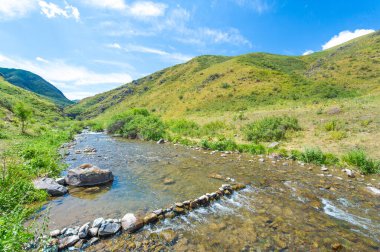 Nehrin dinginliğini hisset. Kayalık kanyonun doğal güzelliğini hisset. Etrafındaki dağların büyüsünü keşfet..