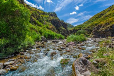 Doğanın hayranlık uyandıran güzelliğinin tadını çıkar. Nehrin kayalık kanyonda nasıl zarifçe aktığına bakın. Dağların kalbindeki huzur ve sükuneti hisset..
