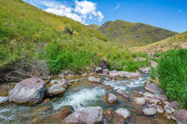 Doğanın başyapıtının dingin güzelliğinin tadını çıkar. Nehrin kayalık kanyonda huzur içinde akışını izle. Bu manzaralı istikameti çevreleyen görkemli dağları keşfedin..