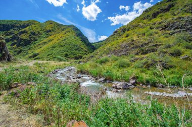 Nehrin dingin akışını görkemli dağlardan hissedin. Kayalık kanyonun doğal güzelliğine kapıl. Kendinizi huzurlu ve huzurlu bir ortama daldırın.