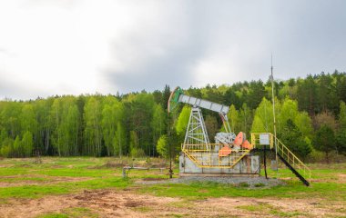 Yağ depoziti. Pompa valeleri, ki bunlar kafa sallayan eşekler olarak bilinir. Dünyanın kabuğunda bir zamanlar yaşayan canlıların kalıntılarından oluşan tüm rezervlerde ham petrol bulunur.