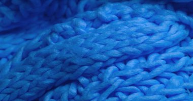 Mavi örülmüş yün atkı. Büyük, tıknaz bir örgü. Görkemli El Yapımı Yün Yün Atkı - Koyu Safir Yaka - Sıcak Mavi Boyun