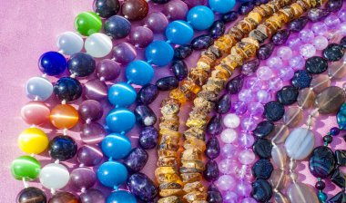 Yarı değerli taşlar. Kolyeler süslemeler. Yarı değerli taşlar, organik olarak yaratılmış sert taşlardır. Lav ya da okyanus sıcak noktaları, mayınlar ve kabuklar dahil.