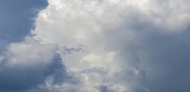 Gökyüzü, bulutlar hayatıma yağmur veya fırtına getirmek için değil günbatımı gökyüzüne renk katmak için giriyor. Güneş her zaman bulutların üzerinde parlar.