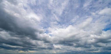 Gökyüzü, bulutlar hayatıma yağmur veya fırtına getirmek için değil günbatımı gökyüzüne renk katmak için giriyor. Güneş her zaman bulutların üzerinde parlar.