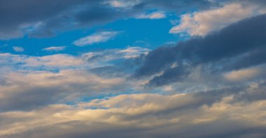 Gökyüzü, bulutlar hayatıma yağmur veya fırtına getirmek için değil günbatımı gökyüzüne renk katmak için giriyor. Güneş her zaman bulutların üzerinde parlar.